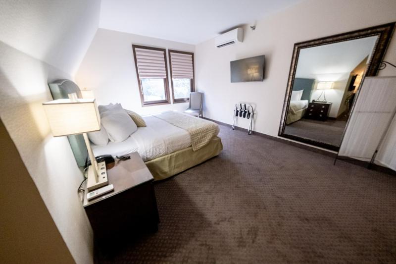 Suite with Spa Bath image 3