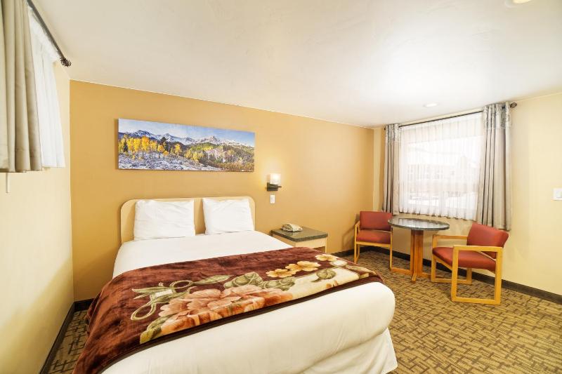 Queen Room image 4