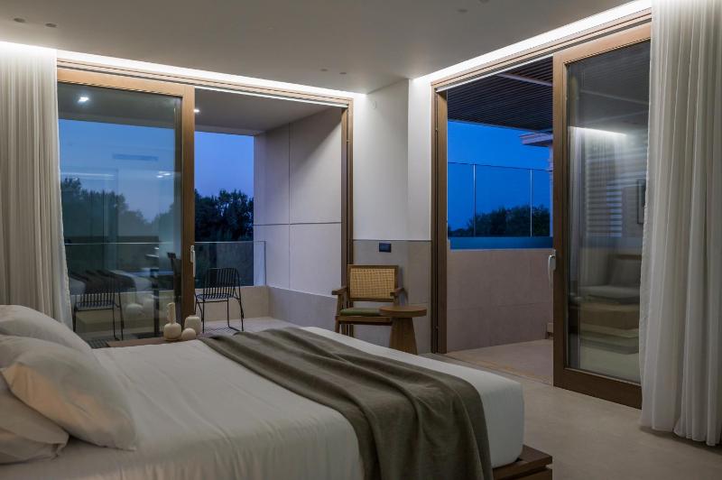 Deluxe Suite with private swimming pool image 4