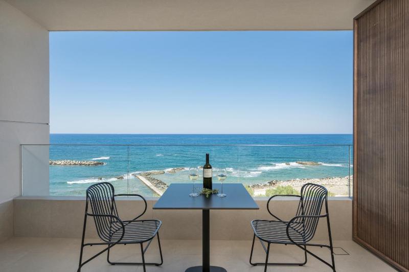 Premium Deluxe Sea View Room image 1