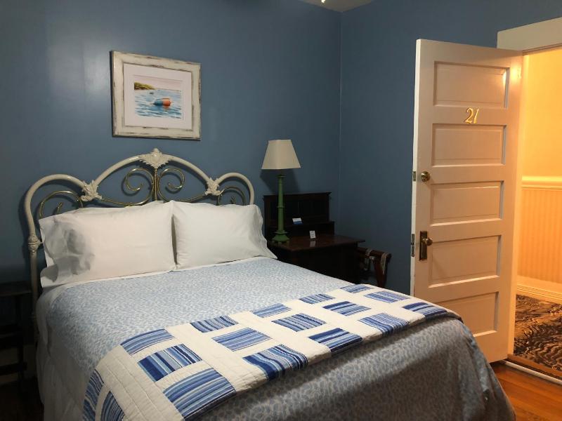 Standard Queen Room image 3