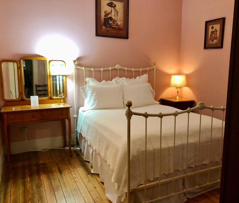 Standard Queen Room image 2