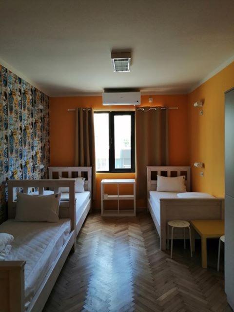 Economy Triple Room with Shared Bathroom image 2