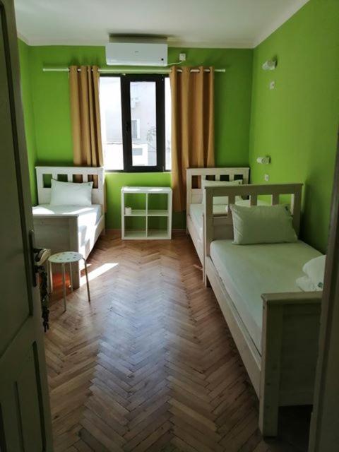 Economy Triple Room with Shared Bathroom image 3