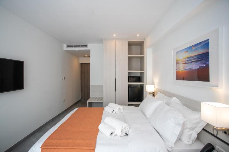 Triple Room with Two Single Beds and Sofa Bed - Non-Smoking image 3