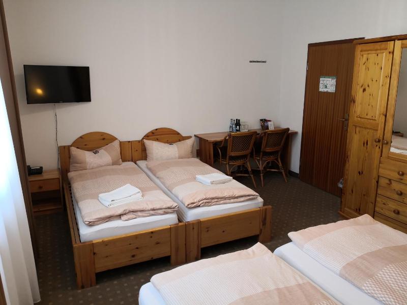 Standard Quadruple Room image 2