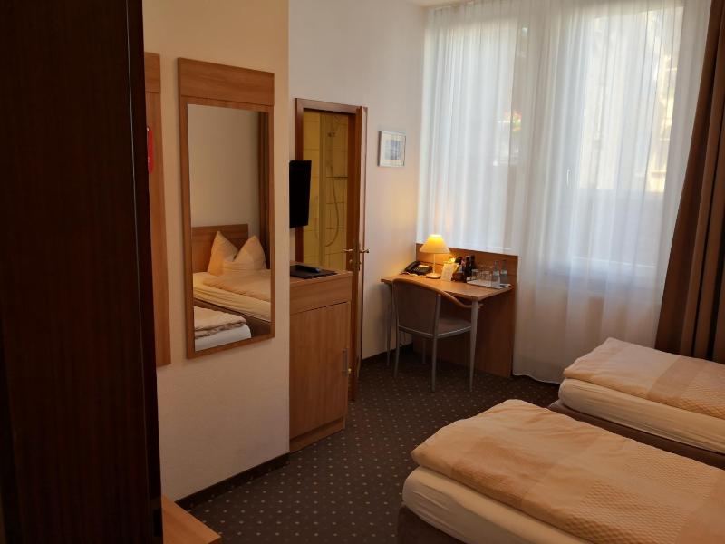 Standard Double Room image 3