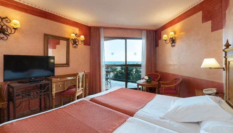 Double or Twin Room with Partial Sea View image 2