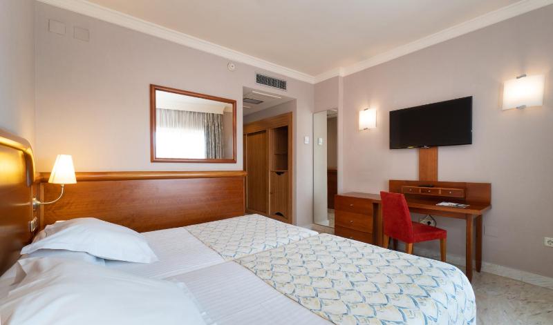 Classic Twin Room image 1