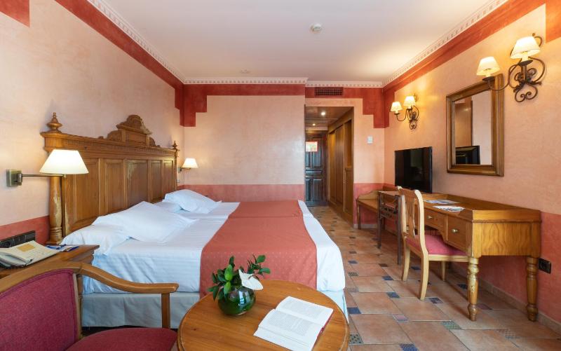 Double or Twin Room with Partial Sea View image 1