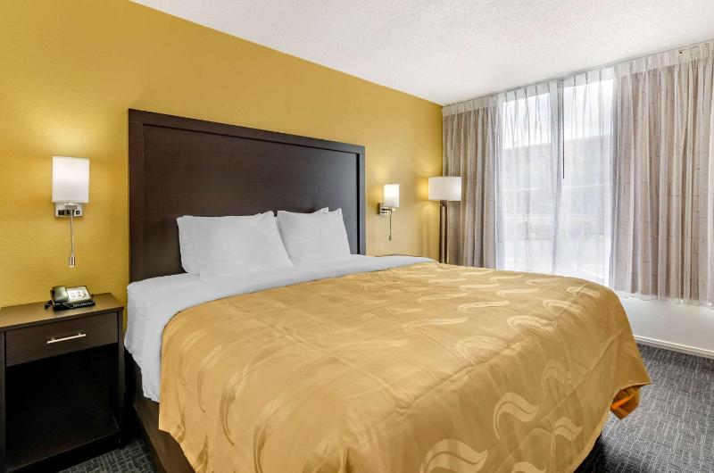 King Room - Accessible/Non-Smoking image 3