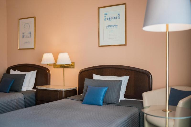 Standard Twin Room image 2