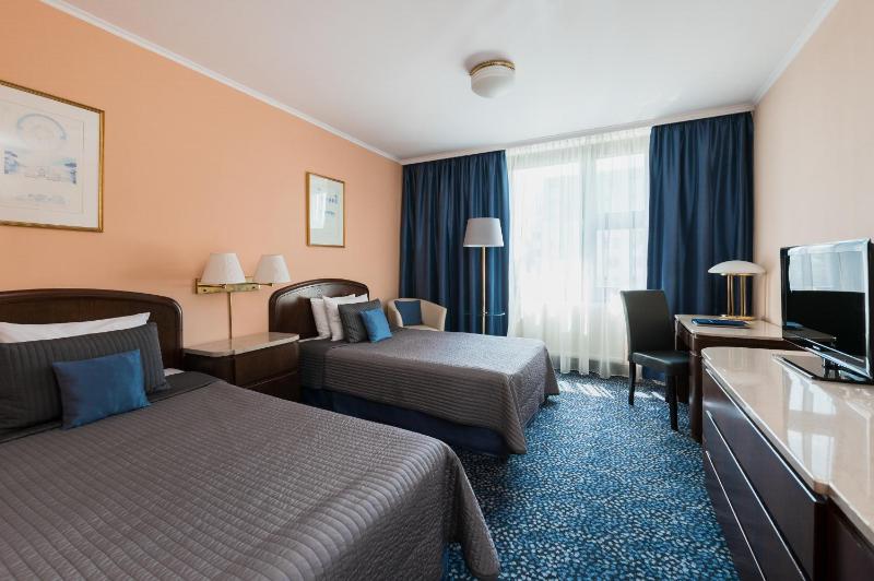 Standard Twin Room image 3