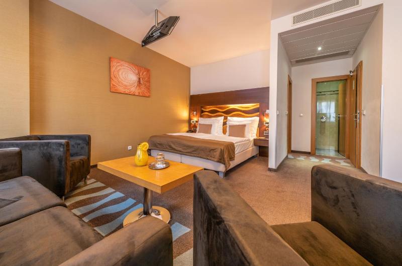 Deluxe Double Room with Jacuzzi  image 2