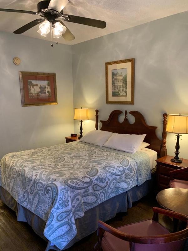 Queen Room with Twin Bed image 3