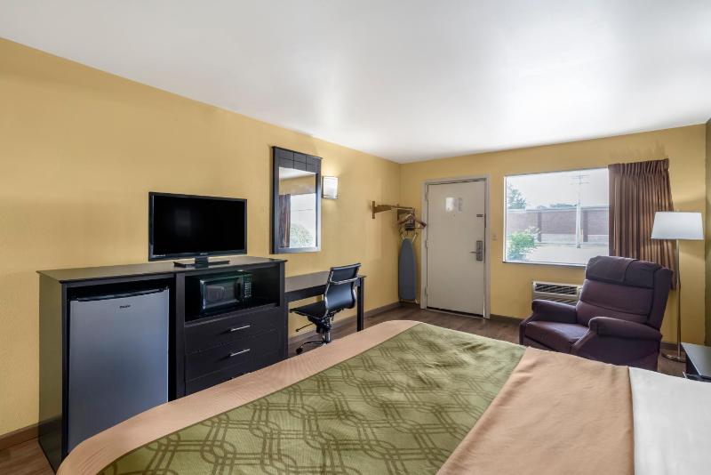 King Room - Non-Smoking image 3