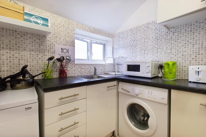 Double Room with Shared Bathroom image 3