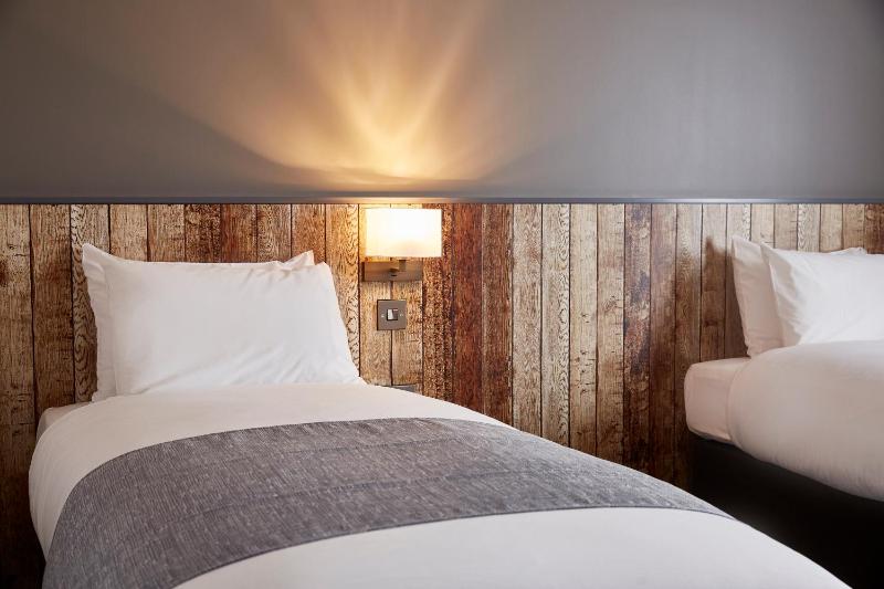 Standard Twin Room image 3