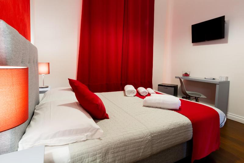 Queen Room with Private External Bathroom  image 4