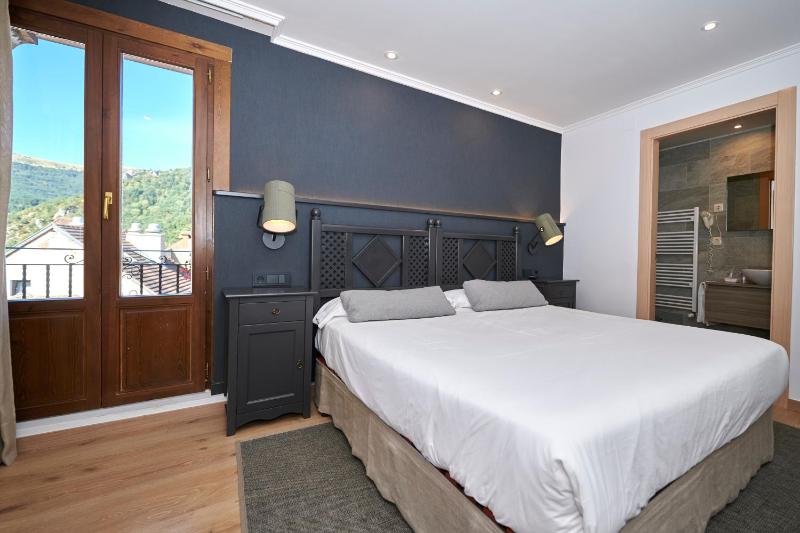 Deluxe Double Room with Balcony image 2