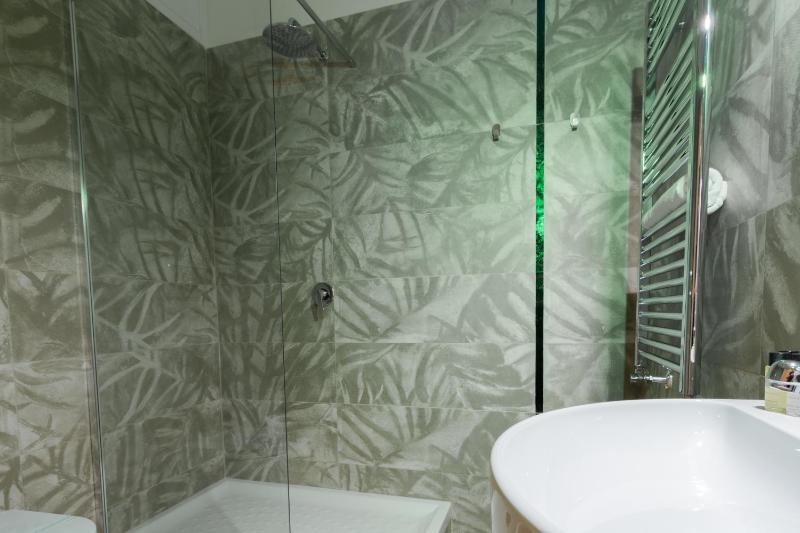 Double or Twin Room with Private Bathroom image 4