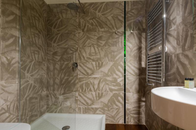 Double or Twin Room with Private Bathroom image 3