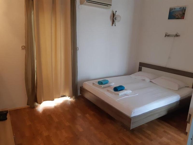 One-Bedroom Apartment with Terrace and Sea View image 1