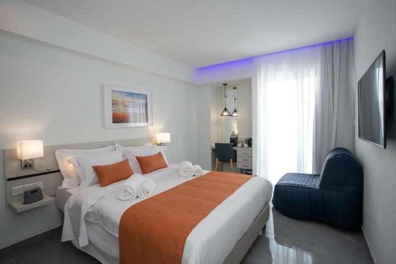 Triple Room with Queen Bed and Sofa Bed - Non-Smoking image 1