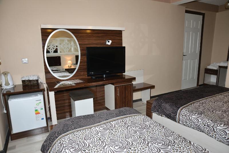 Deluxe Triple Room with Balcony image 3