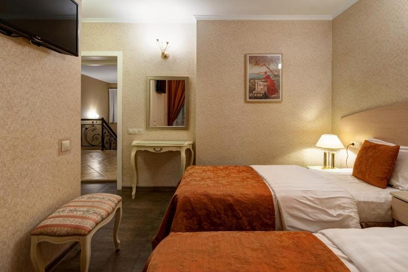 Quadruple Room with Private Bathroom image 2