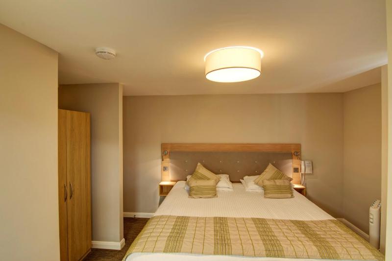 One-Bedroom Apartment image 4