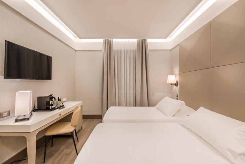 Deluxe Double or Twin Room image 3