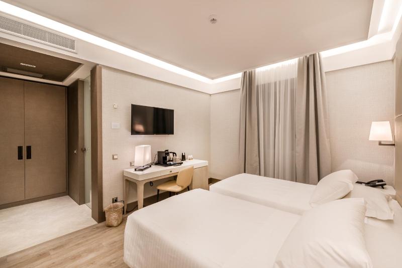 Deluxe Double or Twin Room image 4