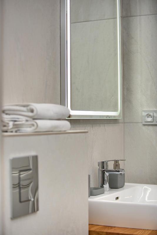 Executive One-Bedroom Apartment image 4