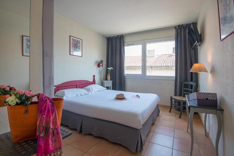 Standard Double Room image 3