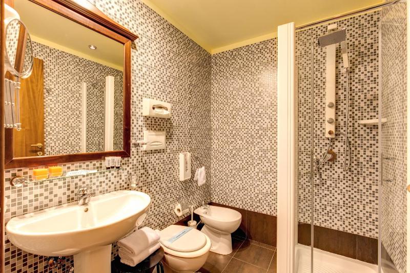 Small Double Room image 3