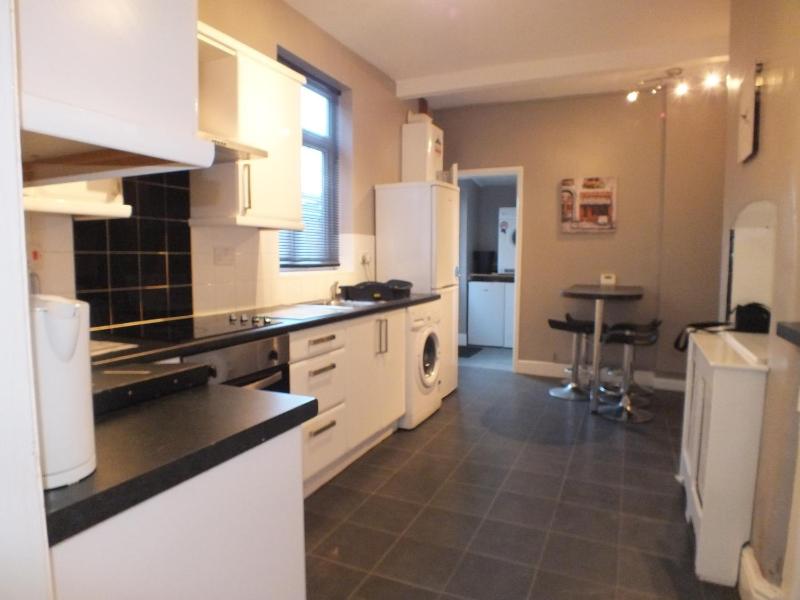 Five-Bedroom House image 3