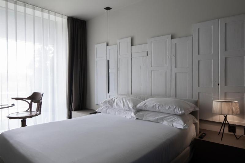 Double Room with Lake View image 3