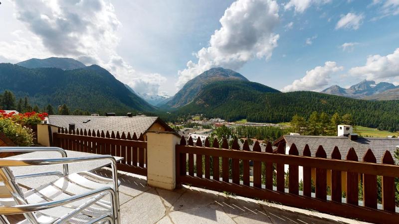 Apartment with Mountain View image 4