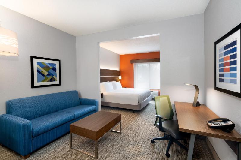One-Bedroom King Suite with Sofa Bed image 2