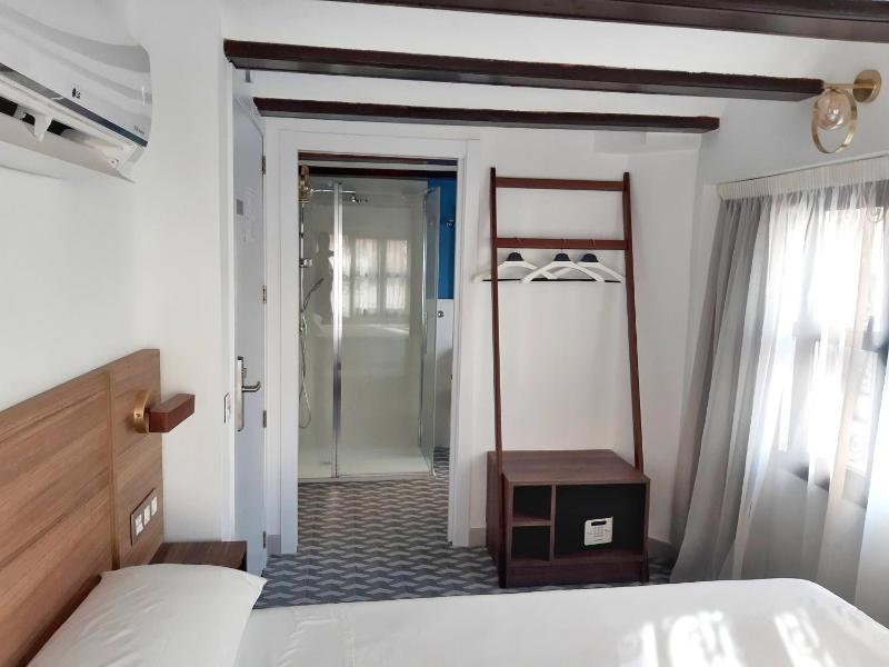 Double Room image 3