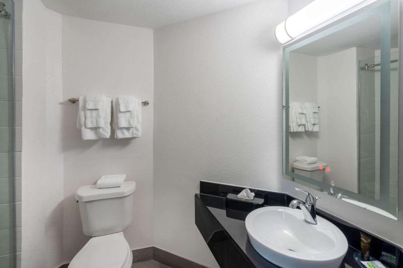 King Room - Non-Smoking image 3
