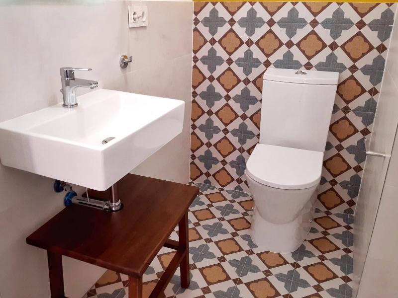 Single Room with Private Bathroom image 2