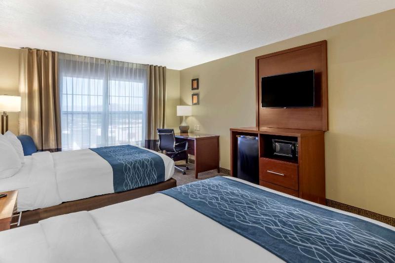 Queen Room with Two Queen Beds - Non-Smoking image 2