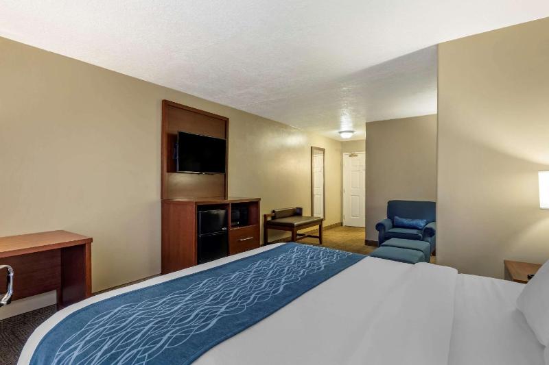 King Suite with Sofa Bed - Non-Smoking image 2