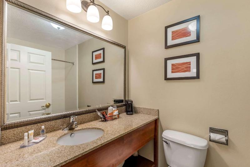 Queen Suite with Two Queen Beds - Non-Smoking image 2