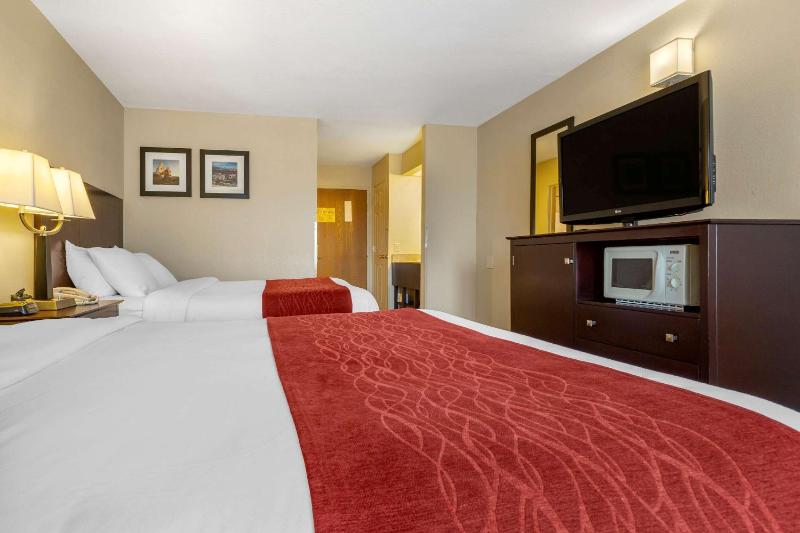 Queen Room with Two Queen Beds - Non-Smoking image 2