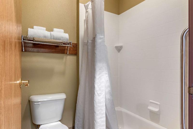 Standard Double Room with Two Queen Beds - Non-Smoking image 2