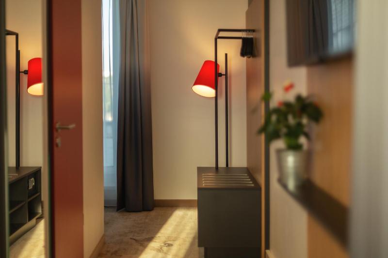 Premium Queen Room image 4