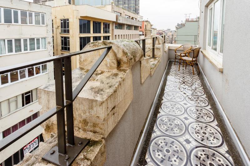 Deluxe Studio with Balcony and City View image 4